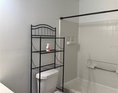 3827 Bay Club Circle - Photo Thumbnail 22