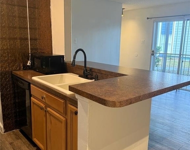 3827 Bay Club Circle - Photo Thumbnail 6
