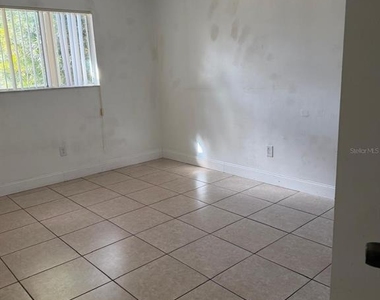 500 E Rosewood Lane - Photo Thumbnail 3