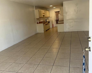 500 E Rosewood Lane - Photo Thumbnail 5