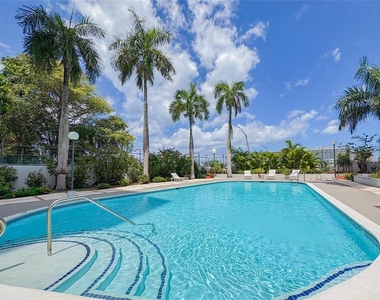1 Madrid Cond. Lakeshore - Photo Thumbnail 12