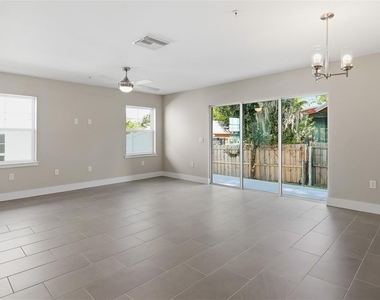43 Se 15th Terrace - Photo Thumbnail 9
