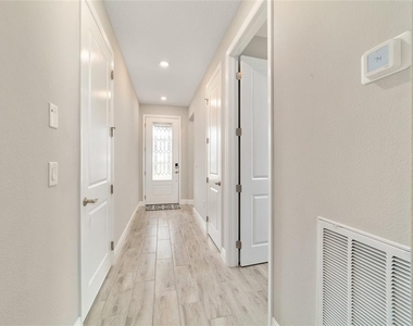 5361 Nw 33rd Place - Photo Thumbnail 10