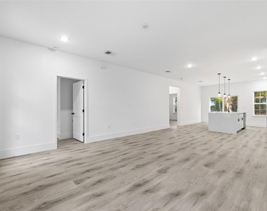 7047 N Lime Drive - Photo Thumbnail 6