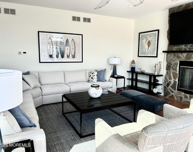 206 Pointe Drive - Photo Thumbnail 7