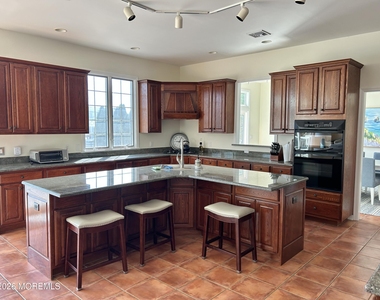 206 Pointe Drive - Photo Thumbnail 9