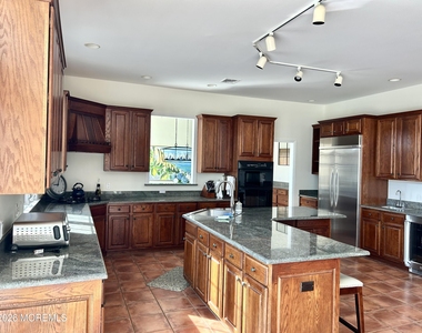 206 Pointe Drive - Photo Thumbnail 8
