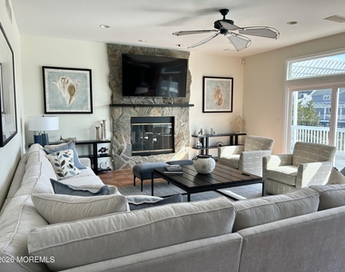 206 Pointe Drive - Photo Thumbnail 6