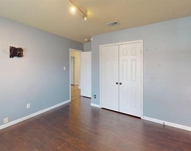 476 Eisenhower Lane - Photo Thumbnail 8