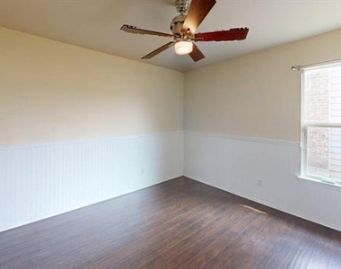 476 Eisenhower Lane - Photo Thumbnail 12