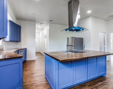 3423 S Harwood Street - Photo Thumbnail 2
