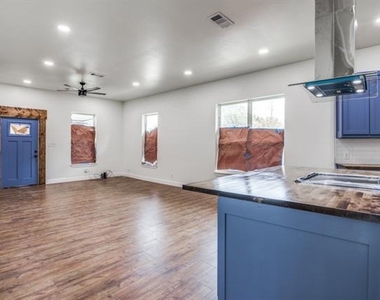 3423 S Harwood Street - Photo Thumbnail 5