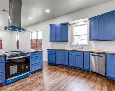 3423 S Harwood Street - Photo Thumbnail 3