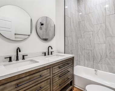 3423 S Harwood Street - Photo Thumbnail 7