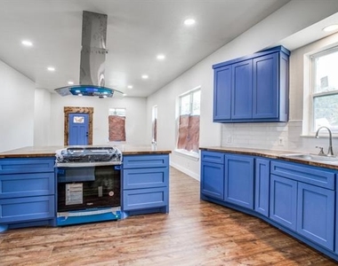 3423 S Harwood Street - Photo Thumbnail 4