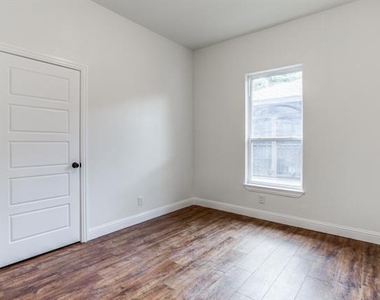 3423 S Harwood Street - Photo Thumbnail 8