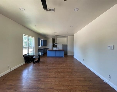 3423 S Harwood Street - Photo Thumbnail 13