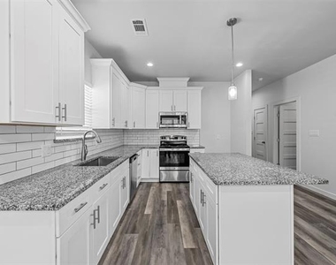 208 D Street - Photo Thumbnail 3