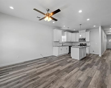 208 D Street - Photo Thumbnail 2