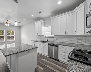 208 D Street - Photo Thumbnail 5