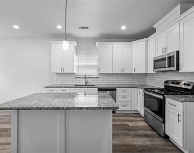 208 D Street - Photo Thumbnail 4
