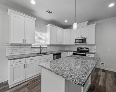 208 D Street - Photo Thumbnail 6