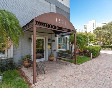 1505 N Riverside Drive - Photo Thumbnail 19