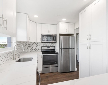 1505 N Riverside Drive - Photo Thumbnail 8