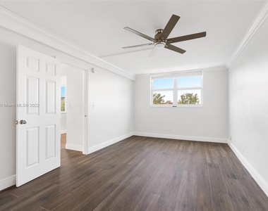 1505 N Riverside Drive - Photo Thumbnail 11