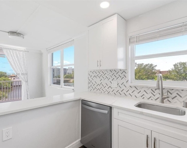 1505 N Riverside Drive - Photo Thumbnail 9