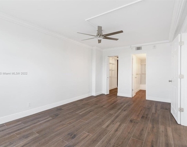 1505 N Riverside Drive - Photo Thumbnail 12