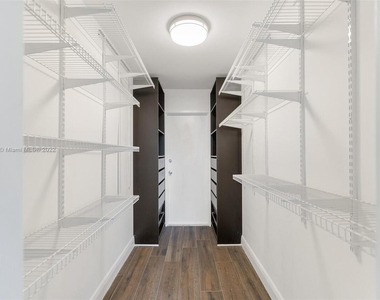 1505 N Riverside Drive - Photo Thumbnail 14