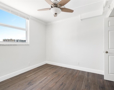 1505 N Riverside Drive - Photo Thumbnail 15