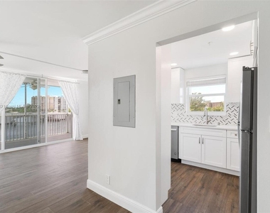 1505 N Riverside Drive - Photo Thumbnail 10