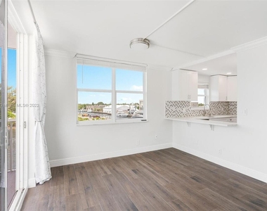 1505 N Riverside Drive - Photo Thumbnail 6