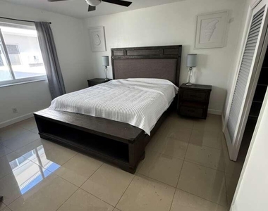 1001 S Riverside Drive - Photo Thumbnail 4