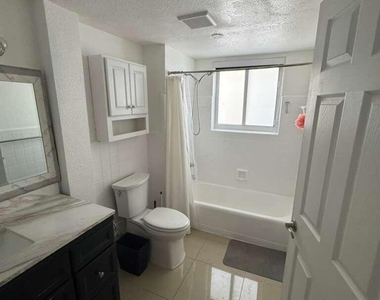 1001 S Riverside Drive - Photo Thumbnail 2