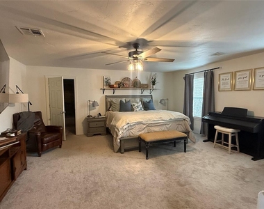 4900 N College Avenue - Photo Thumbnail 2