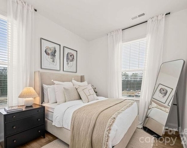 1018 Fairway Green Lane - Photo Thumbnail 12