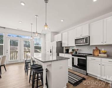 1018 Fairway Green Lane - Photo Thumbnail 6