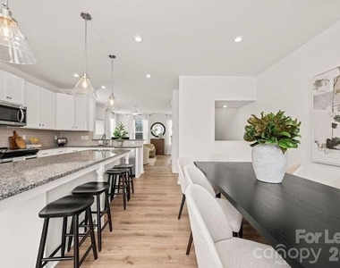 1018 Fairway Green Lane - Photo Thumbnail 4