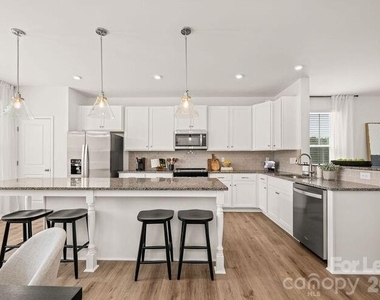 1018 Fairway Green Lane - Photo Thumbnail 7