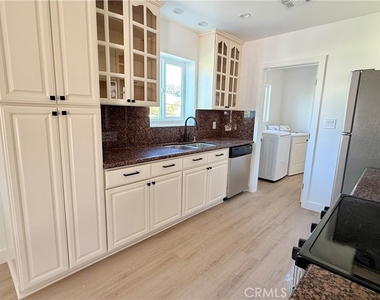 17438 Horace Street - Photo Thumbnail 2