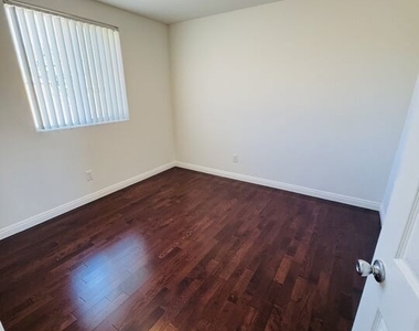 8820 Orchard Avenue - Photo Thumbnail 7