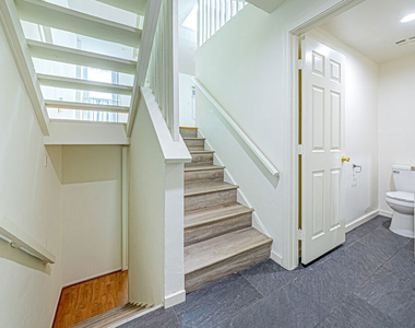 933 S Manhattan Place - Photo Thumbnail 2
