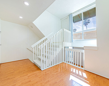 933 S Manhattan Place - Photo Thumbnail 10