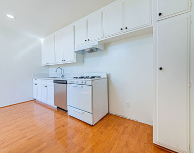 933 S Manhattan Place - Photo Thumbnail 7