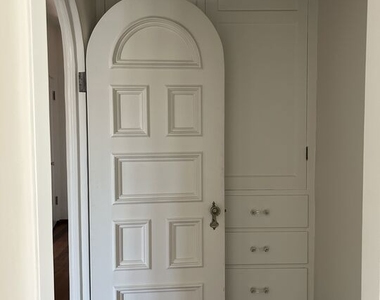 1302 N Sweetzer Avenue - Photo Thumbnail 3