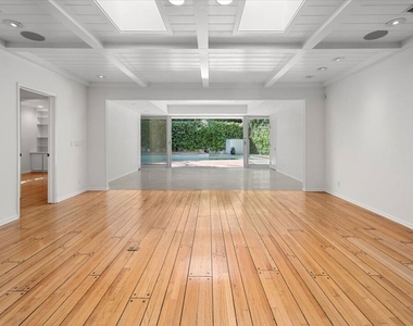 4031 Hollyline Avenue - Photo Thumbnail 5