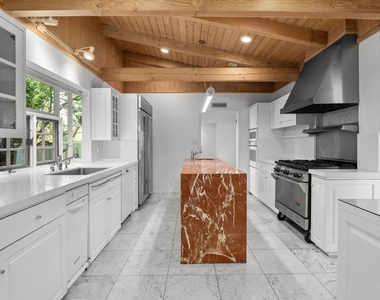 4031 Hollyline Avenue - Photo Thumbnail 10